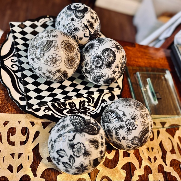 Elegant Chinoiserie Porcelain Ceramic Ball Black & White Carpet Balls Home Decor - Picture 9 of 16